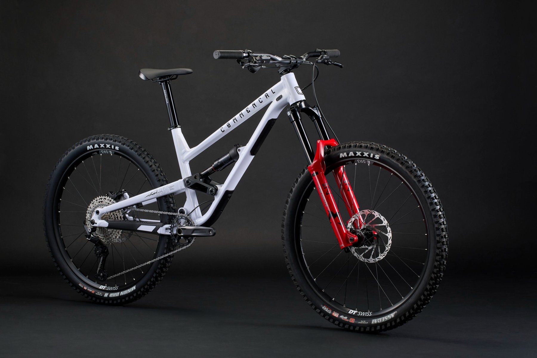 Commencal Biciclette: COMMENCAL CLASH MARZO PURE WHITE 2027 – Nuovo e nell'imballaggio originale da Lonay venduto da Malu-Bike 1