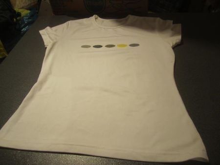 T-Shirt ca. Grösse S, weiss mit 5 Punkte