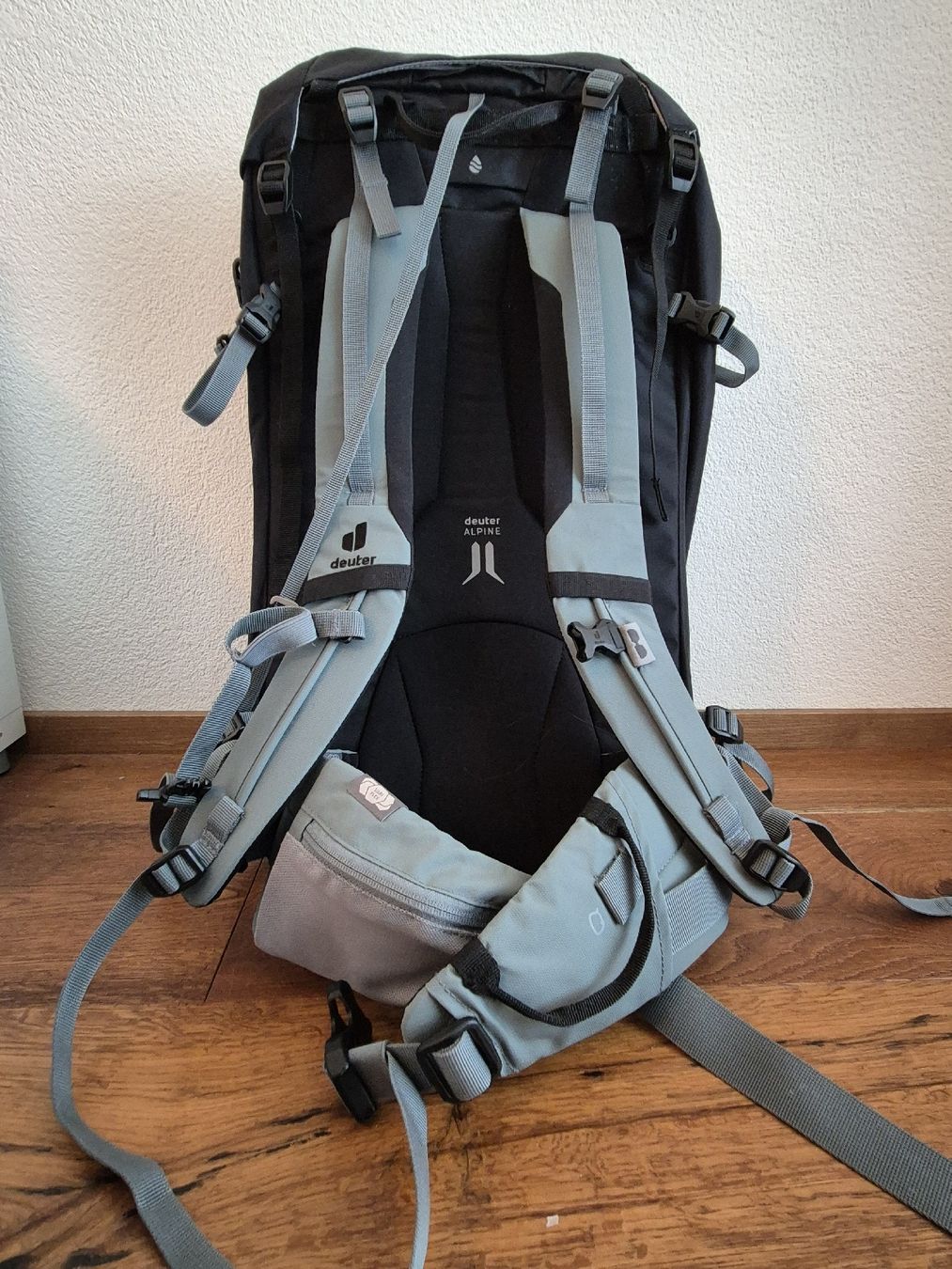 Deuter Zaini: Neuer 34 + 8l Deuter Rucksack – Nuovo (secondo la descrizione) da Rapperswil SG venduto da eva_q2nn 1
