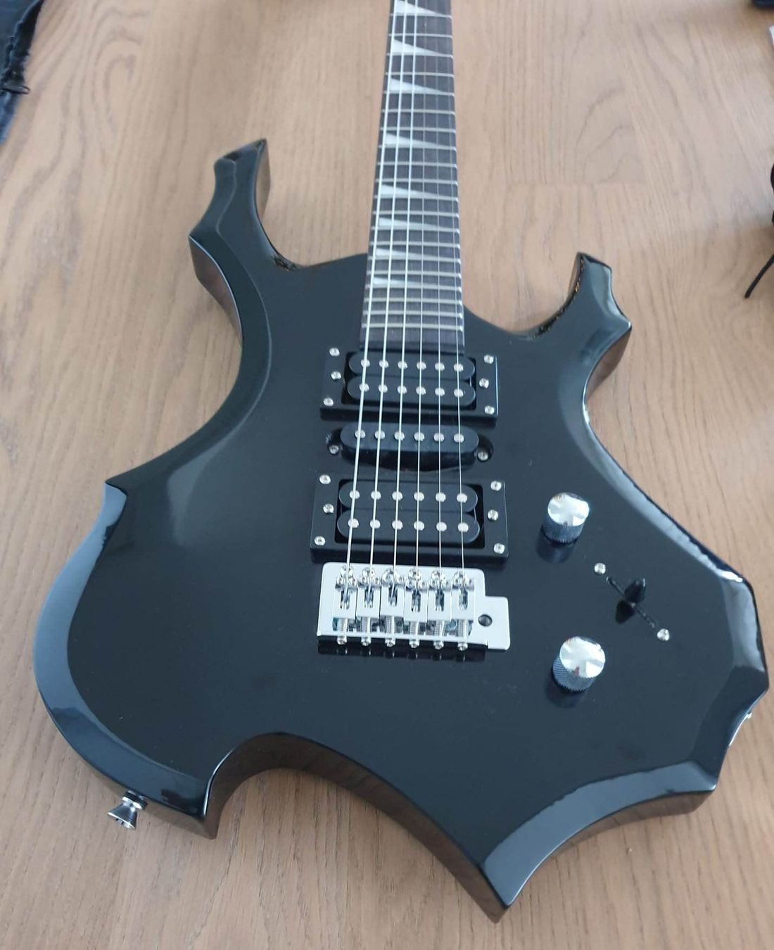 Strumenti musicali: Elektronische Gitarre von IRIN – Usato da Chur venduto da P0WER 1