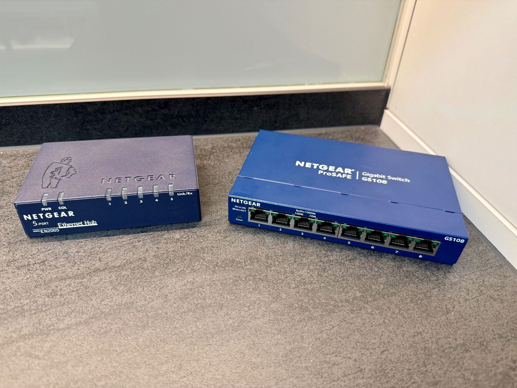 Netgear Hub & Switch: Netgear SWITCH GS108GE & Netgear EN2005 – Usato da Wetzikon ZH venduto da kembo6