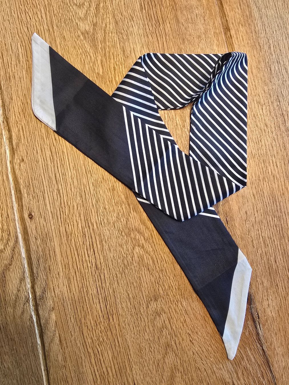 Foulard & Sciarpe: COLLER TWILLY, VIELSEITIG UND HÜBSCH, NEU!! – Nuovo (secondo la descrizione) da Möriken AG venduto da rowyta 1