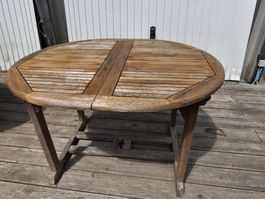 schoener Gartentisch aus Holz 130x100