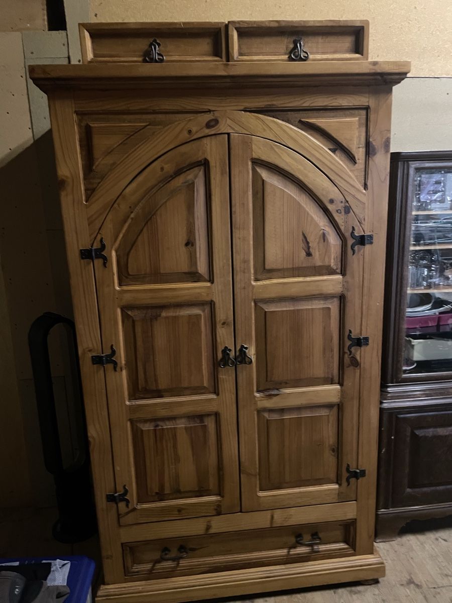 Armadi: Massiver Holzschrank – Usato da Oetwil am See venduto da jave0280