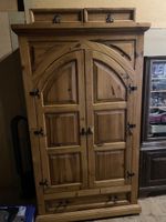 Massiver Holzschrank