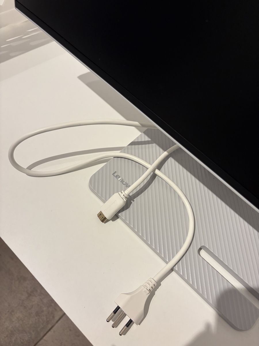 Monitor: Lenovo Bildschirm mit Kabel - wie neu – Usato da Biel/Bienne venduto da Monroe222 2