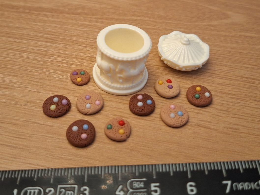 Case e mobili per bambole: Handmade Kekse mit Karussell Keksdose – Nuovo (secondo la descrizione) da Zürich venduto da HandmadeTinyFood 1