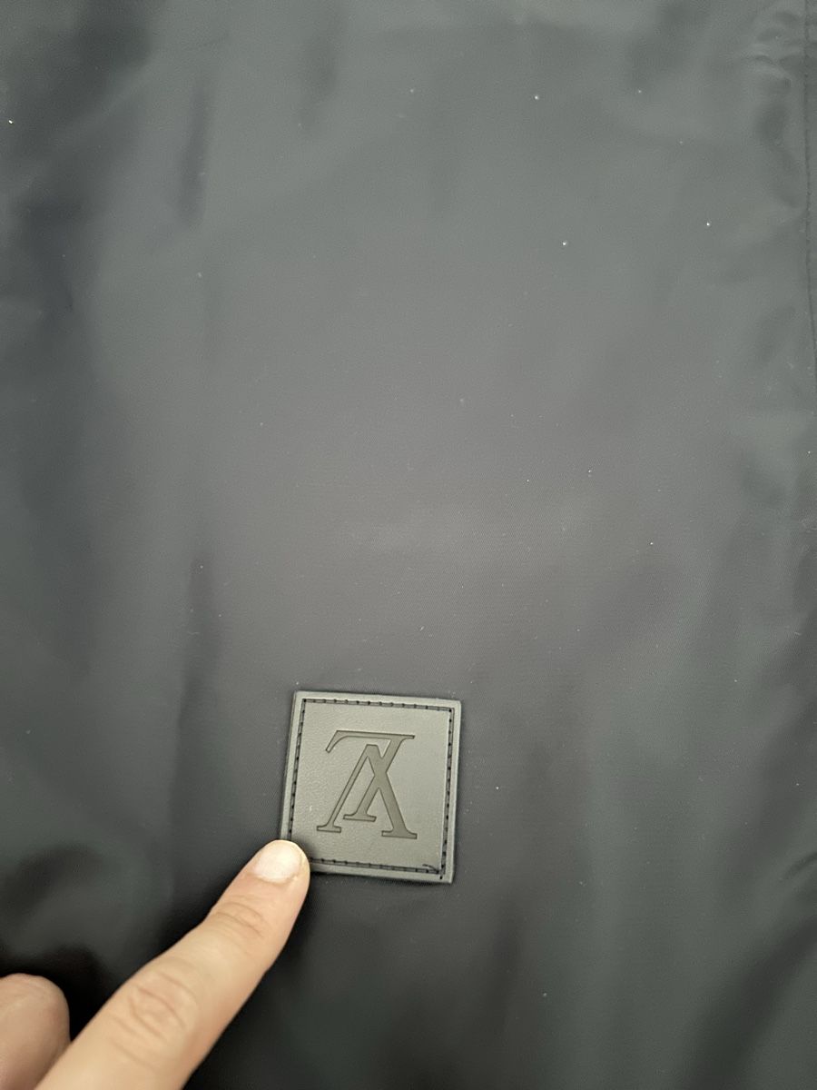 Louis Vuitton Giacche: Louis Vuitton LV Monogram Reversible Navy Windbreaker – Nuovo (secondo la descrizione) da Winterthur venduto da yan_yfz7 1