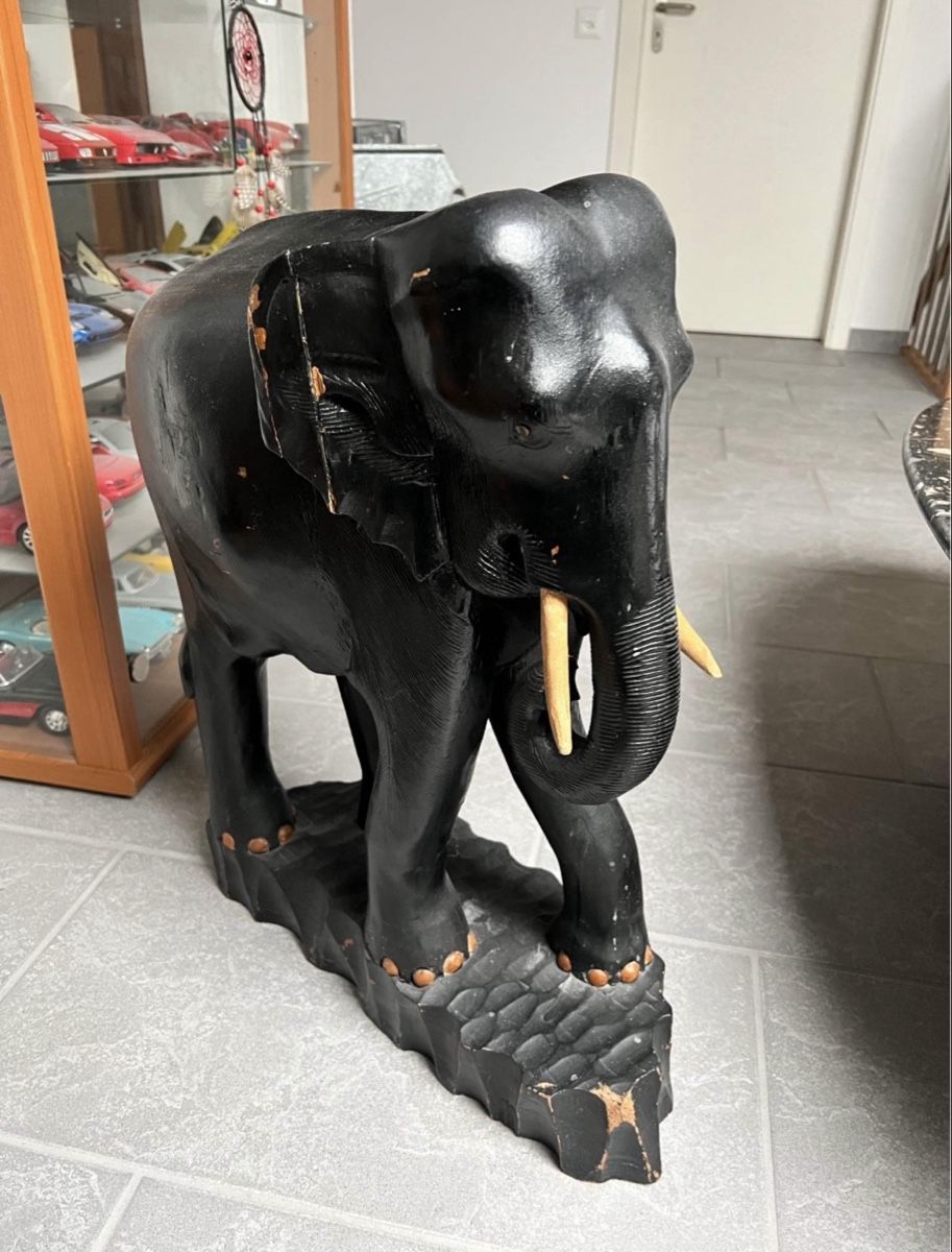 Skulpturen & Statuen: Grand éléphant en bois massif – Gebraucht aus Sonceboz-Sombeval von Dino695