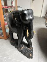Grand éléphant en bois massif
