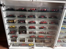 Riesige Ferrari 1:43 Sammlung inkl. 2 Vitrinen ab 999.-