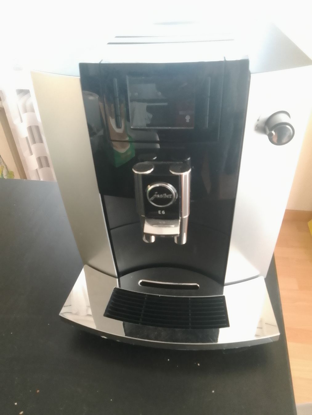 Jura Machines à café & Machines à expresso: Jura Kaffee Maschine E 6 – D'occasion à Pfäffikon ZH par milcow