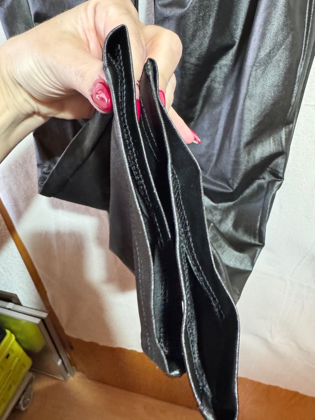 Pantaloni: Schöne glänzende Hose Gr L – Usato da Grosswangen venduto da SALE_SALE_SALE 9