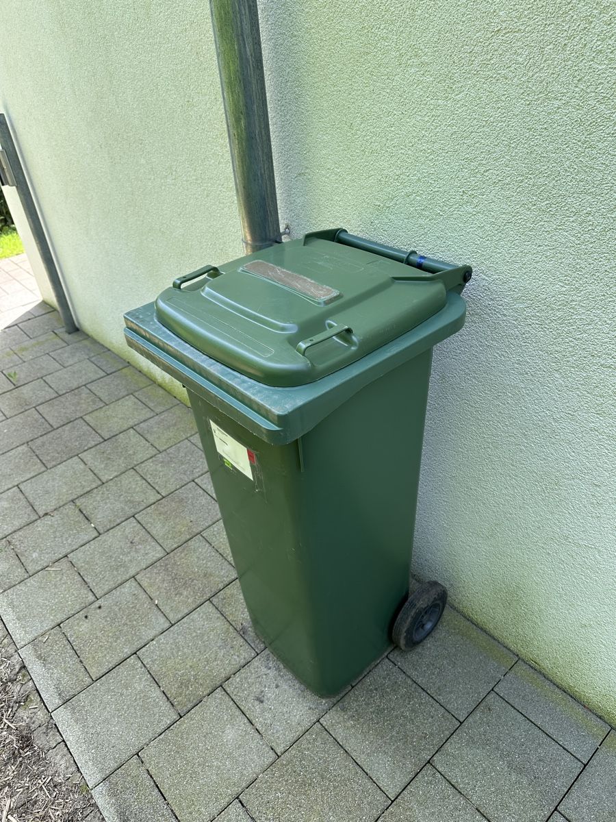 Banconi: Rollabfallbehälter - Grüncontainer 140L – Usato da Utzenstorf venduto da watch.view 1