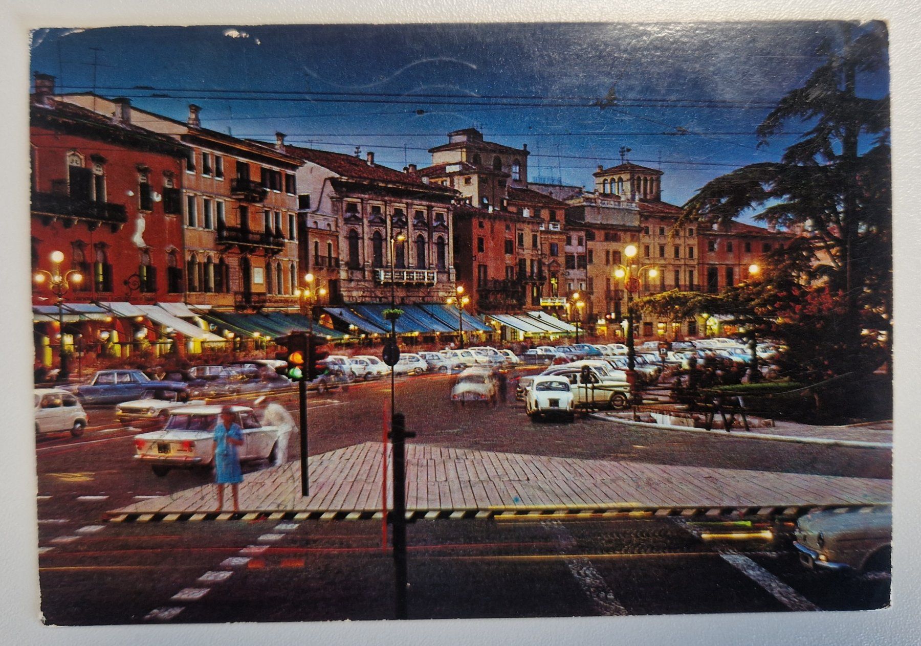 Ansichtskarten: Verona Piazza Bra, 1981 Oldtimer – Gebraucht aus Melchnau von Arthurius 2