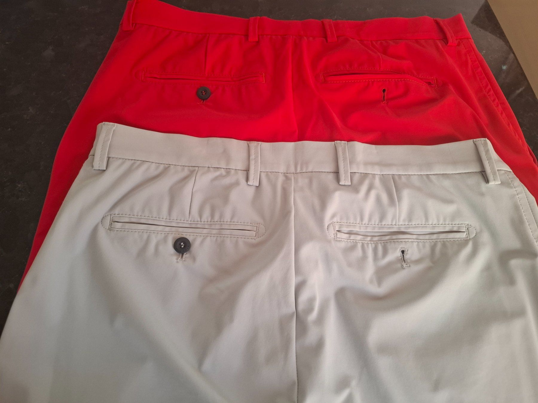 Brax Pantaloni: BRAX Golfshorts in rot und dunkelgrau – Usato da Freienstein venduto da Flyfish3 1