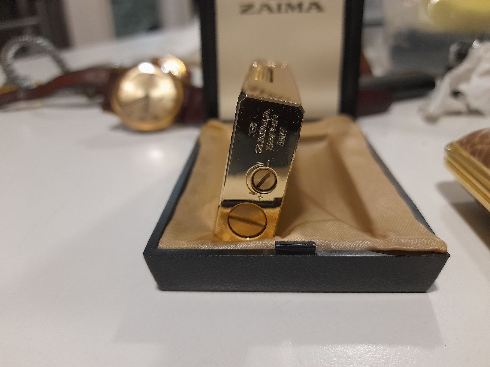 Accendini: Zaima lighter gold case striped with monogram K E – Usato da Richterswil venduto da ara_9vyr 3