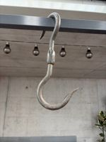 Fleischerhaken gross rostig Metall Aufhaenger robust
