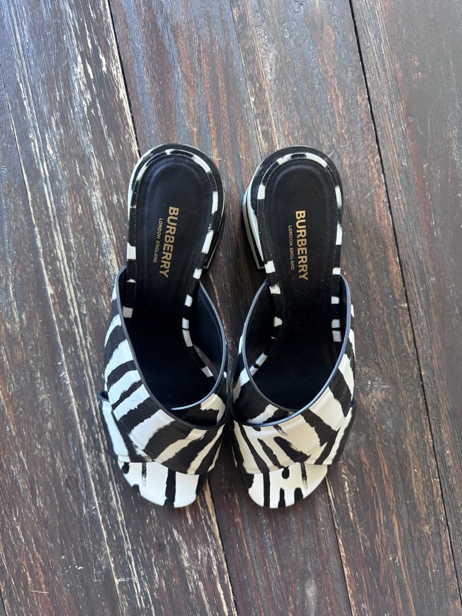 Damenschuhe: Burberry Zebra Pantoletten, Gr. 39 – Neu (gemäss Beschreibung) aus Dietikon von _cfic_