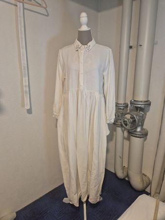 Kleid  Beige mit Perlen und Gürtel neuwertig