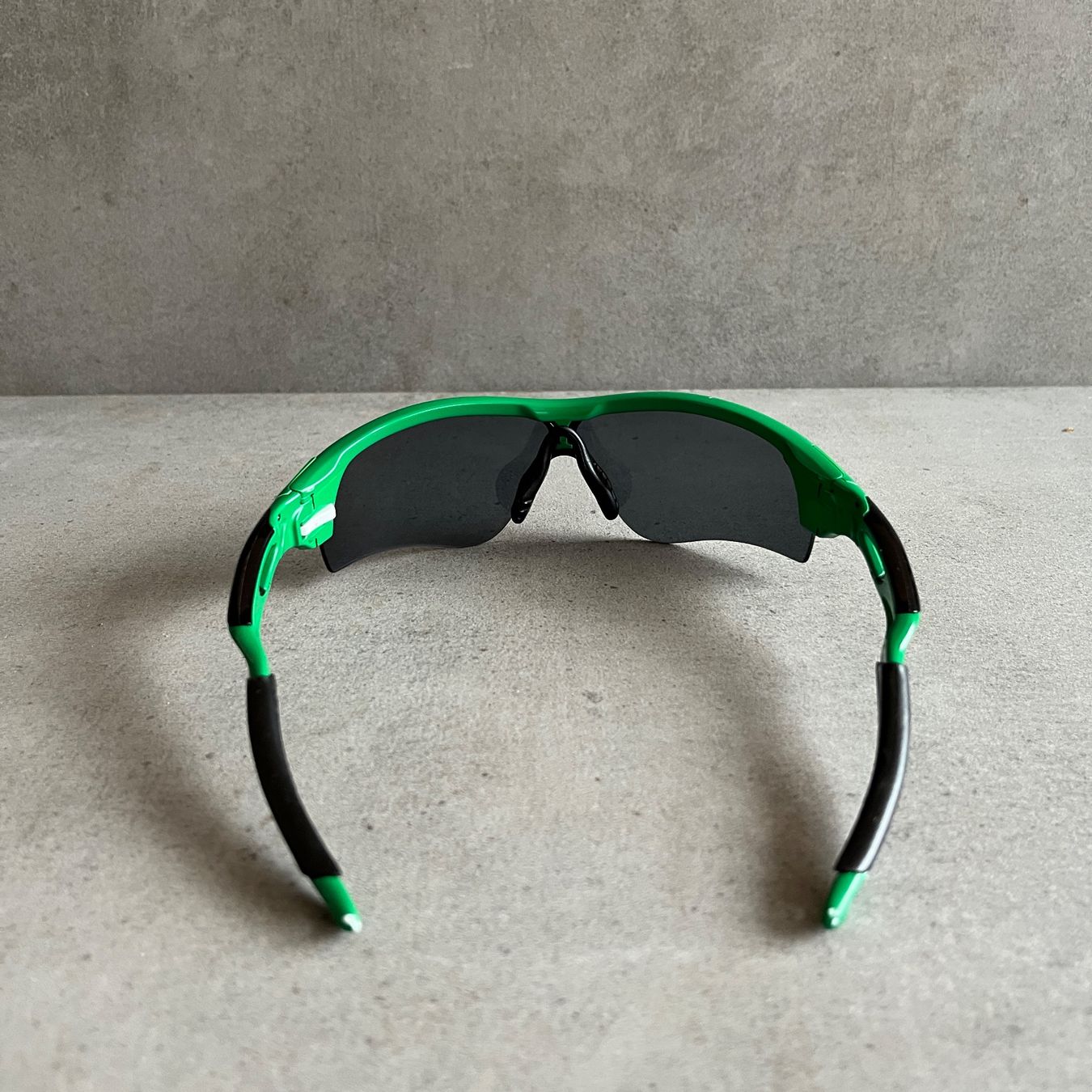 Oakley Occhiali & Lenti: 2000s Oakley Radarlock Vintage Sunglasses – Usato da Bern venduto da shoprestoredvintage 2