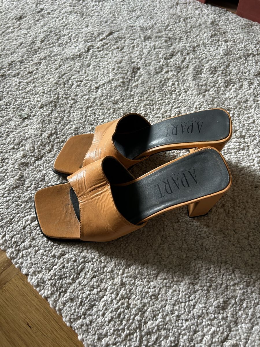 Scarpe da donna: Tan leather mules with square toe and block heel – Usato da Zürich venduto da ori_9dcy 1