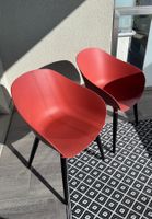 2 chaises design rouge-orangé, parfaites pour le balcon!