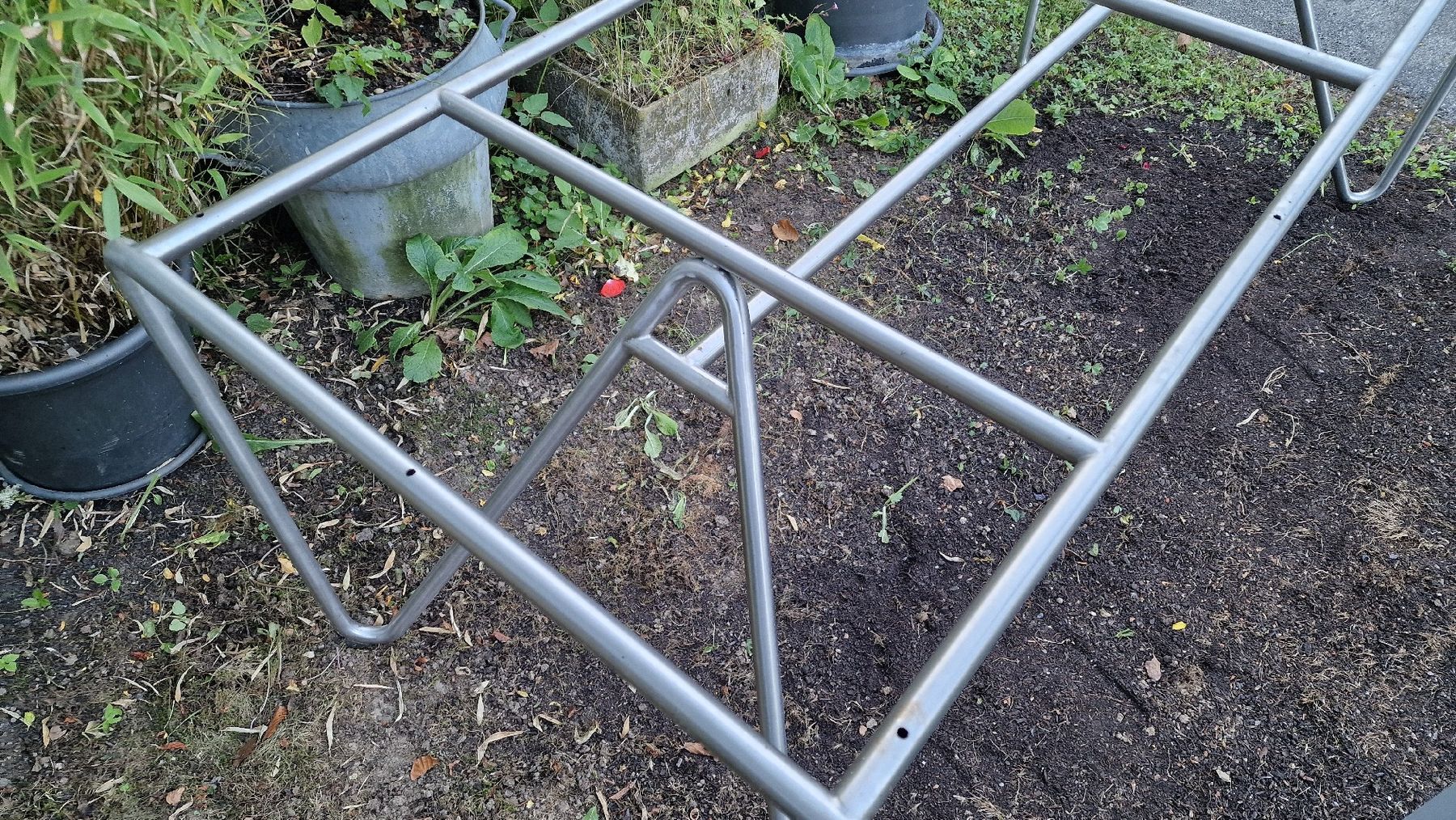 Tables: Stabiler Metallgestell-Tisch – D'occasion à Kaltacker par Tom-77 1