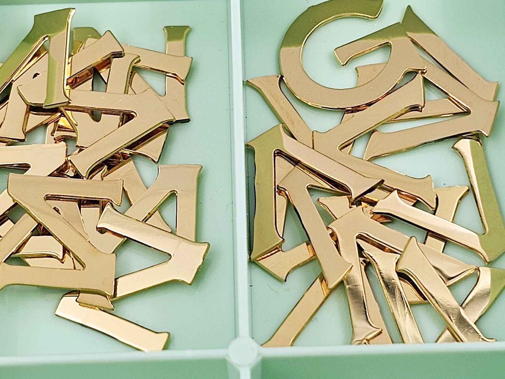Alle Dekorationen: Goldene Buchstaben Gucci – Gebraucht aus Bassersdorf von AnkerWatch 7