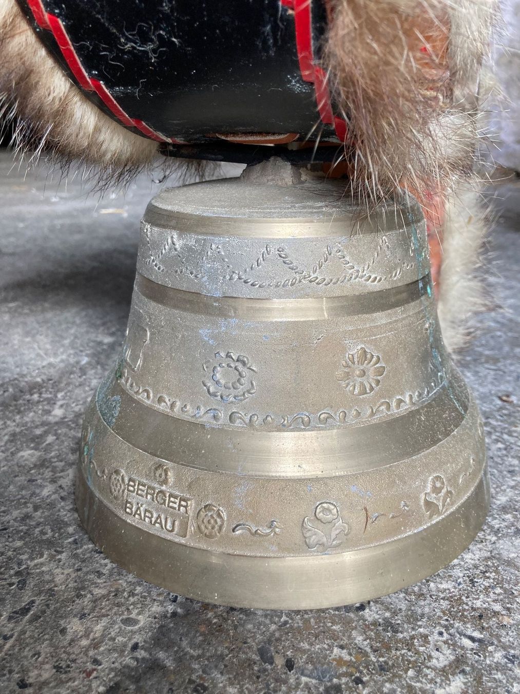 Campanacci mucche: Schöne Kuhglocke mit Glockenriemen – Usato da Mönchaltorf venduto da Tschibi 2