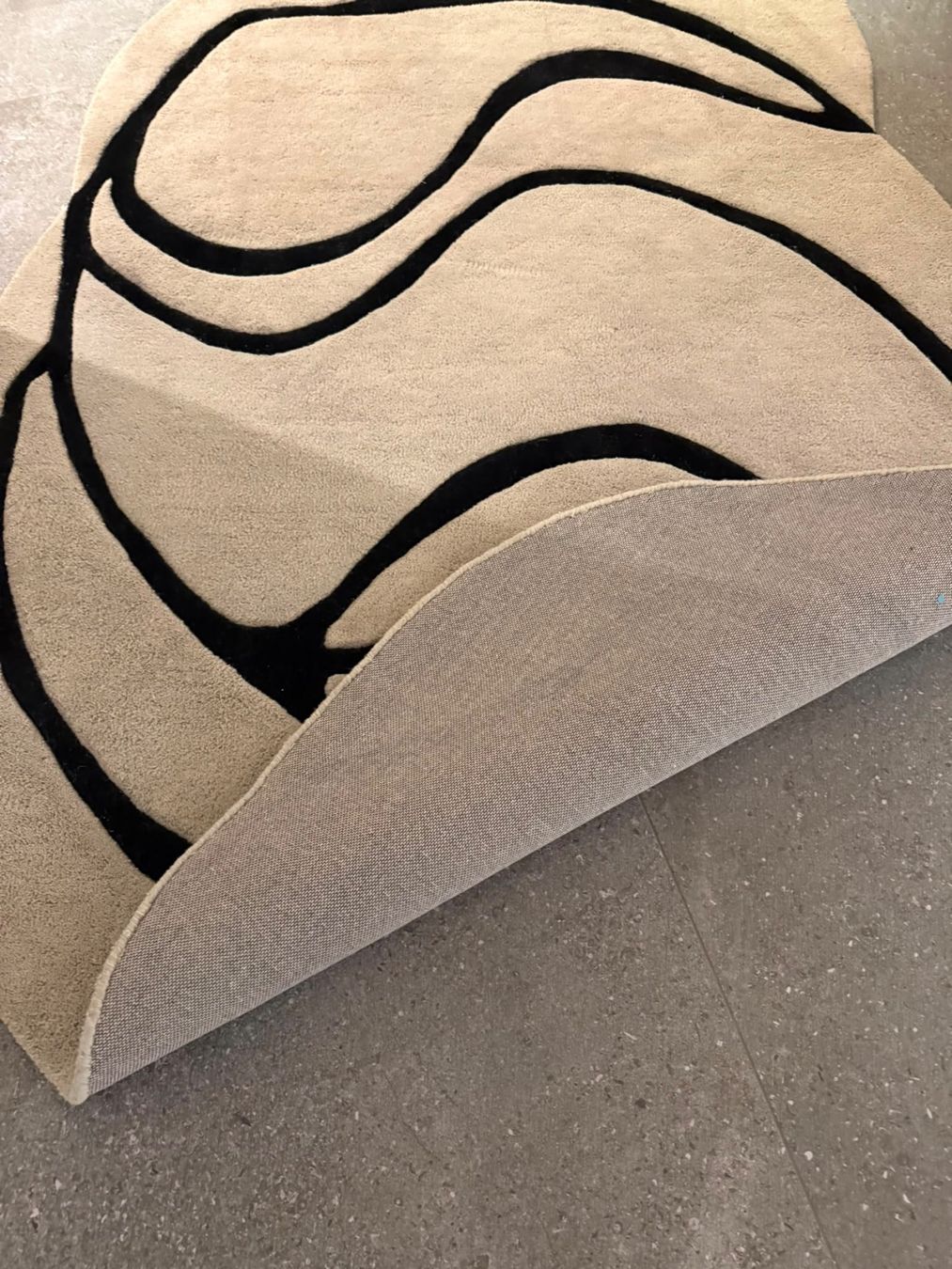 Tapis: Individueller moderner Teppich aus Indien – Neuf (Voir description) à Sins par Divo1 2