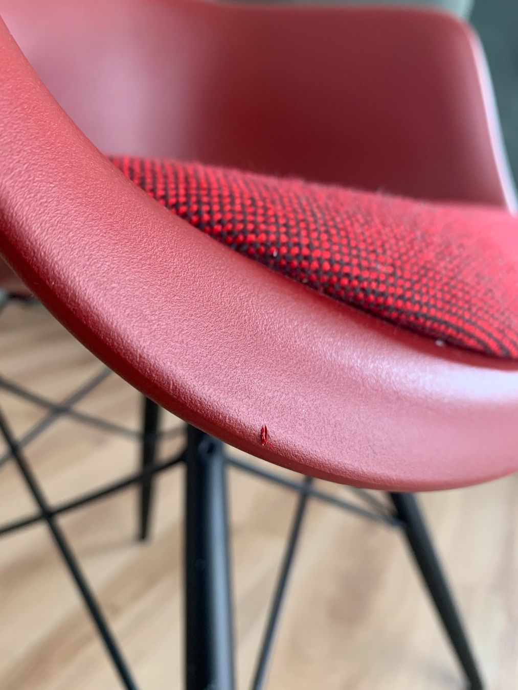 Vitra Sedie: Vitra Plastic Armchair – Oxide Red – Usato da Gossau SG venduto da kognit 7