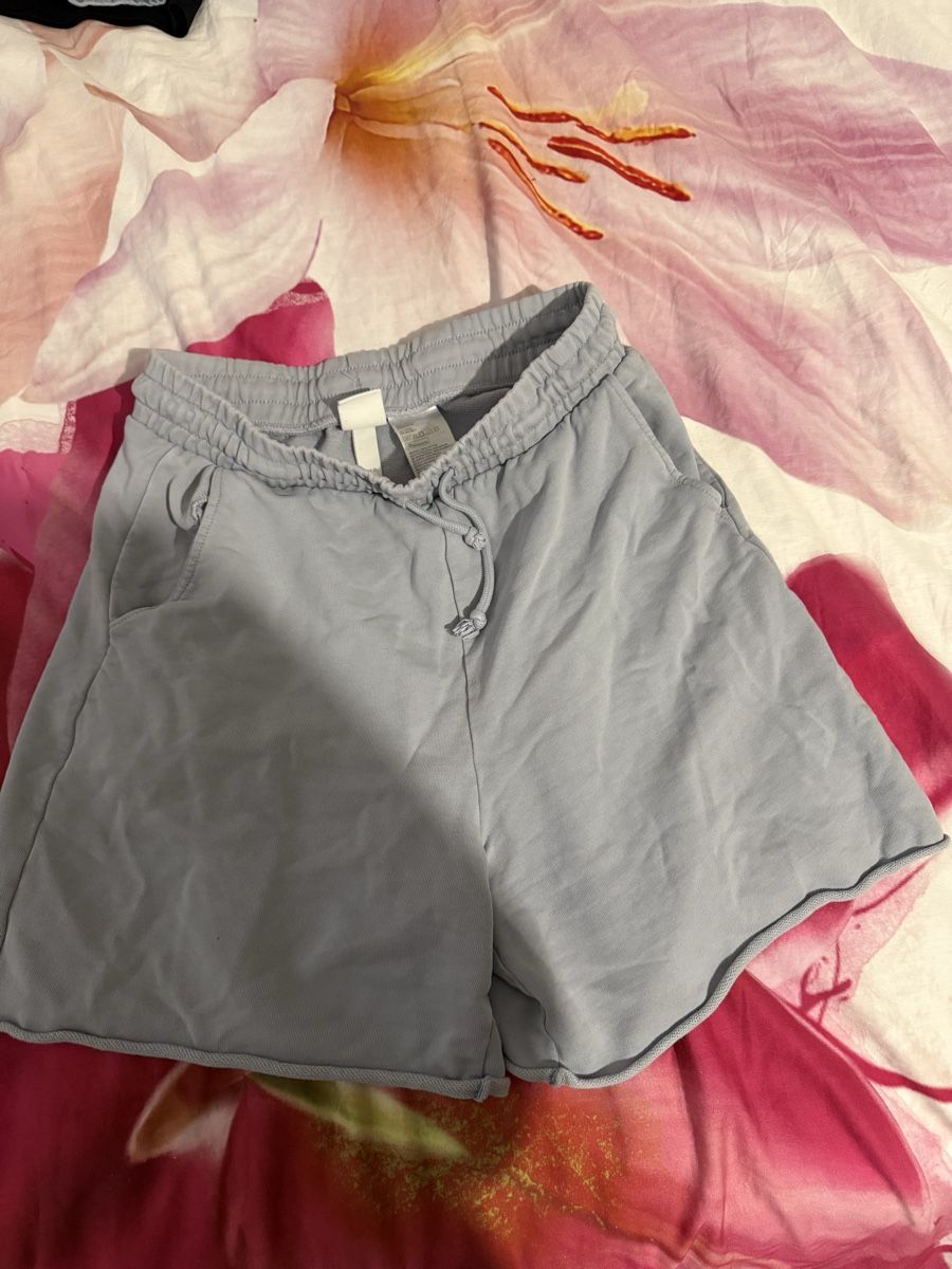 H&M Pantalons: Short H&M coton bleu – D'occasion à Tolochenaz par izz_7vdk