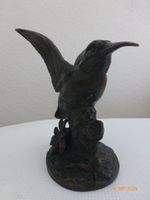 Vogel auf Baumstrunk aus Bronze.