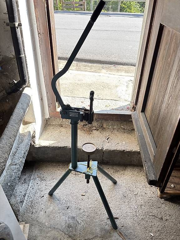 Tutti gli attrezzi: Tappatrice tappi vino sughero – Usato da Tegna venduto da ara_xqt7