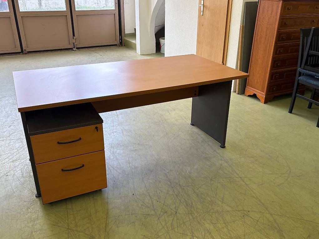 Scrivanie: Bureau avec meuble à 2 tiroirs – Usato da Avry-sur-Matran venduto da DBxx 1