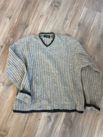 Grauer Wollpulli