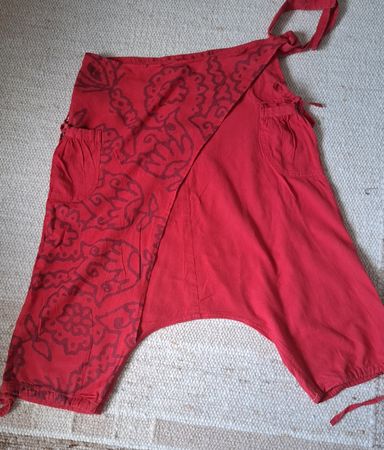 Desigual Sommerhose, Gr. 30, Rot, Spezielles Design knielang