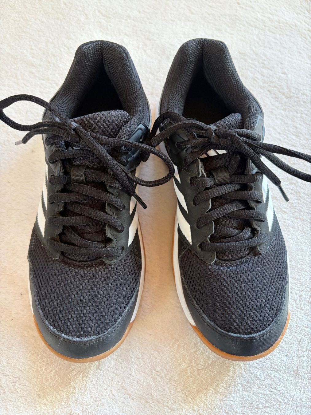 Adidas Scarpe per ragazzi: Hallenschuhe Adidas Gr. 35.5 – Usato da Wislikofen venduto da Lioke 1