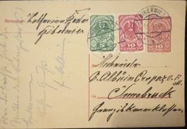 Alte Postkarte mit Briefmarken und handgeschriebener Adresse