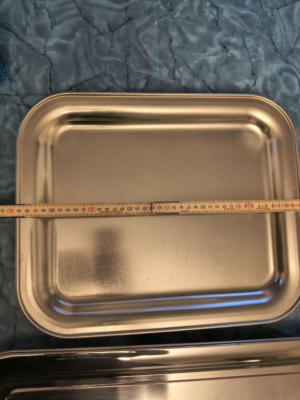 Piatti di portata: 4x Large + 4x Medium Metal Serving Apéro Trays – Usato da Zürich venduto da TrainLine 1