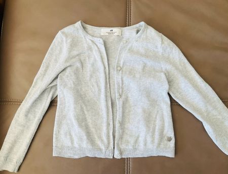 Strickjacke H&M grau mit Knopfleiste guter Zustand 110/116