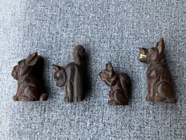 vier geschnitzte Tierfiguren, Hund, Eichhörnchen, Katze
