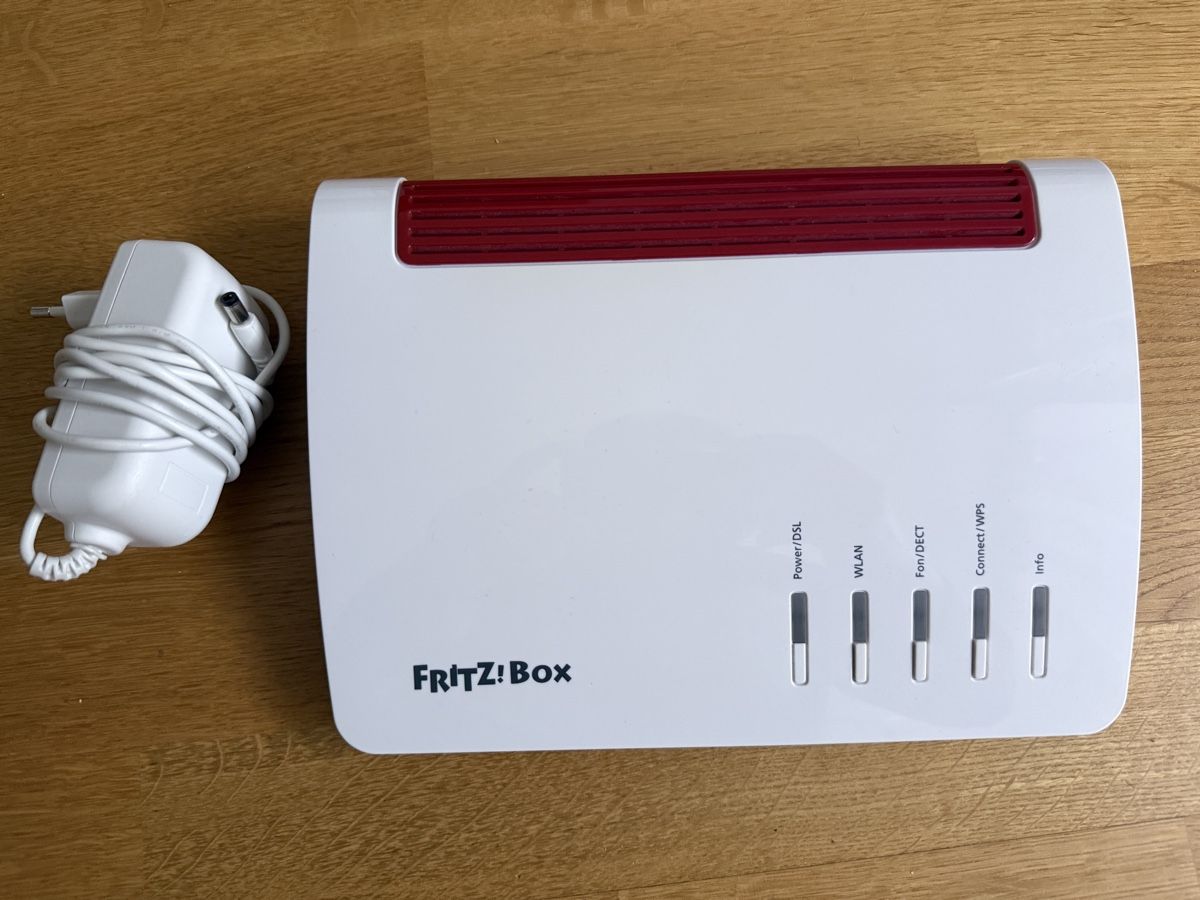 Fritz Modems & Router: Fritzbox 7590 SE inkl. Netzteil – Gebraucht aus Basel von Xela86