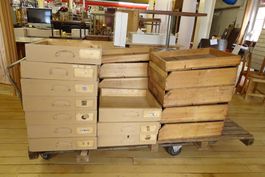 Grosses Konvolut alte Holzschubladen / Werkstattschubladen