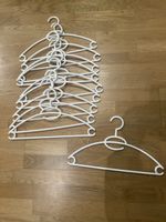 Kleiderbuegel weiss Kunststoff 10 Stueck guter Zustand