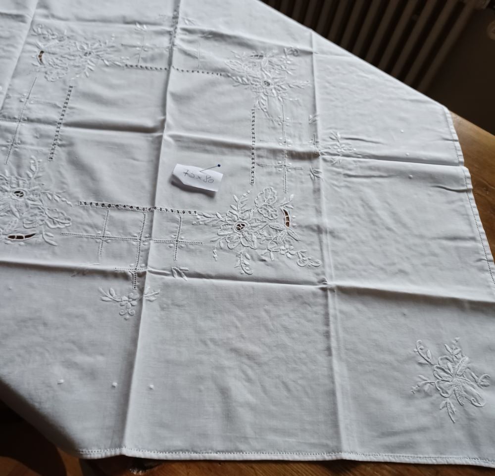 Sonstige Tischwäsche: TISCHDECKCHEN aus Grossmutter's Zeiten weiss 80x75cm – Gebraucht aus Basel von jea_xtz8