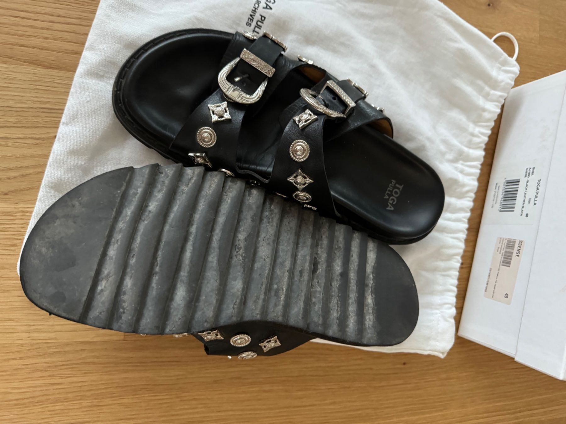 Scarpe da uomo: Toga Pulla Black Two Buckle Charms Sandals – Usato da Klingnau venduto da Vdado 2