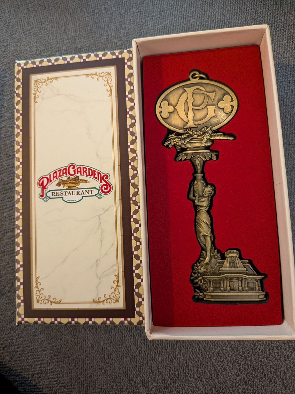 Disney Statuette: Disney clé  de collection pizza gardens – Nuovo e nell'imballaggio originale da Saxon venduto da 2005sylvester