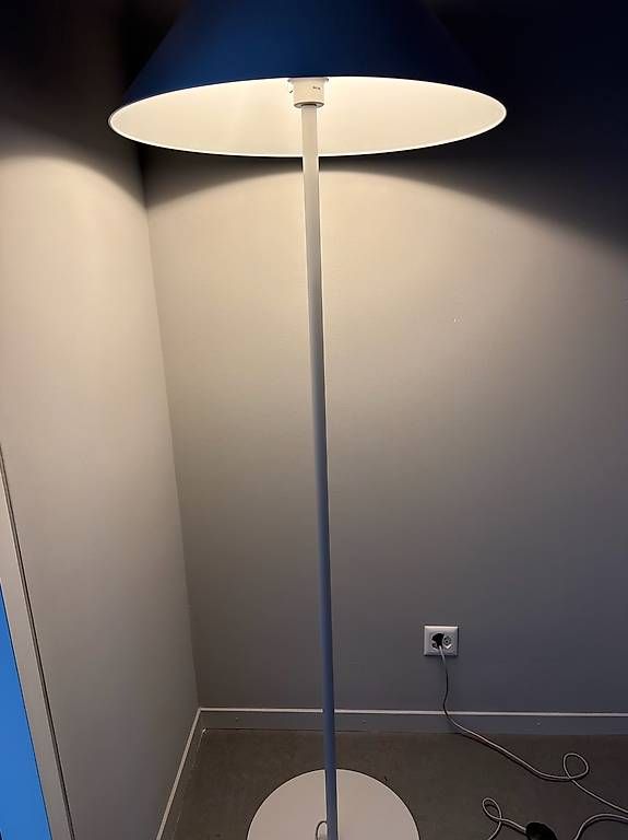 Lampade: Moderne Stehlampe mit grossem Schirm  175 cm – Usato da Bülach venduto da EgiKrasniqi 1
